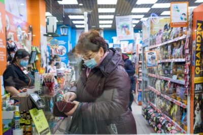 Оплату наличными запускают на кассах самообслуживания в крупной сети магазинов