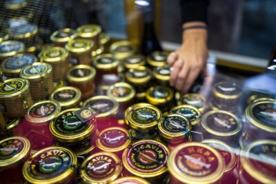 Продажи черной икры в РФ упали на 22% в январе-апреле