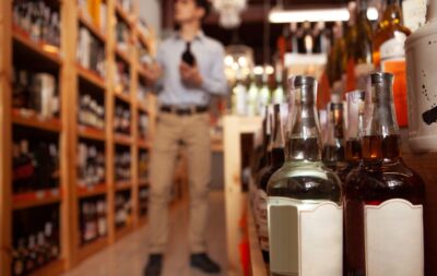 Производство алкогольной продукции в России продолжает падать