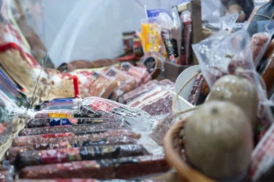 Х5 временно приостановит продажи товаров Великолукского мясокомбината